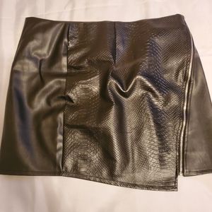 Cute little vegan leather (faux) skirt size 1xl